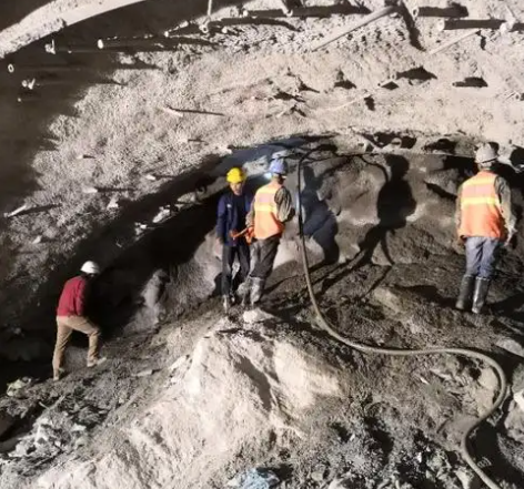 正安隧道拱顶带模注浆料，微膨胀注浆料的特点及施工工艺